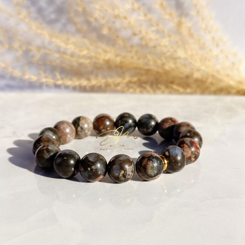 Ilanīta (Que Sera) aproce