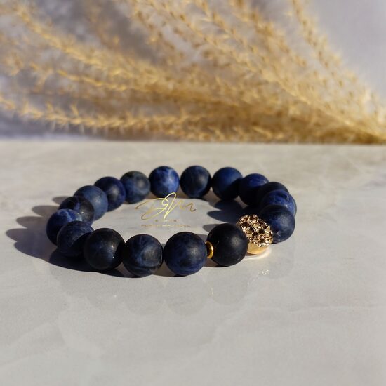 Sodalīta aproce ar matētām pērlēm