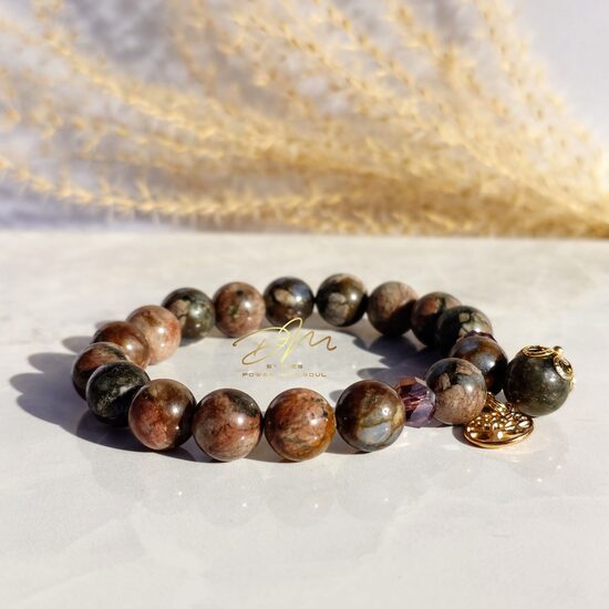 Ilanīts (Que Sera) aproce ar piekariņu