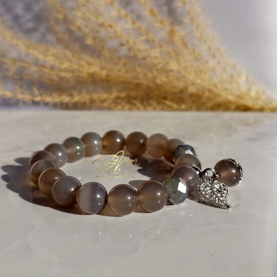 Pelēkā Ahāta aproce ar piekariņu