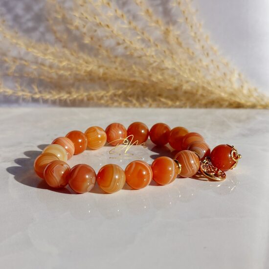 Sarkanā Botsvanas Ahāta aproce ar piekariņu