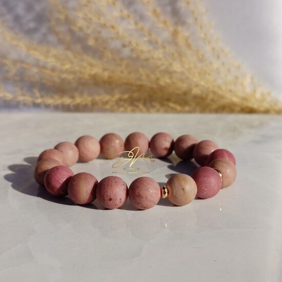 Pārakmeņojies koks aproce no matētām pērlēm